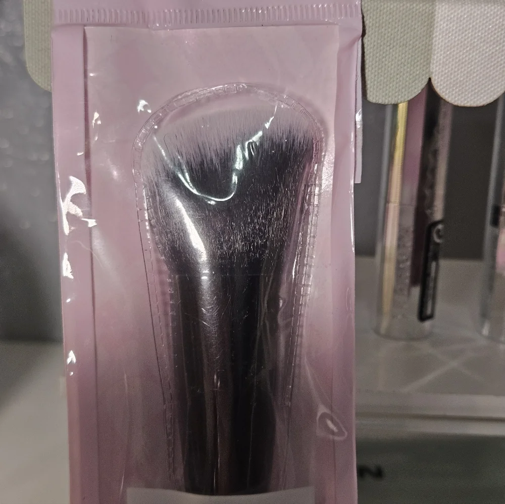 Laura Geller Angled Blush Brush - Black - Picture 7 of 10